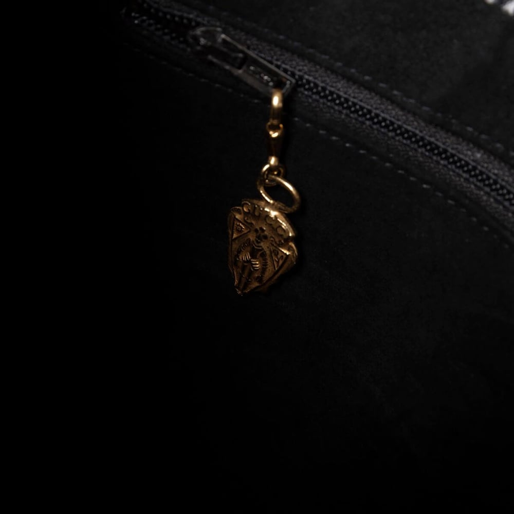 1226_21daffea12-687-16124-12-full