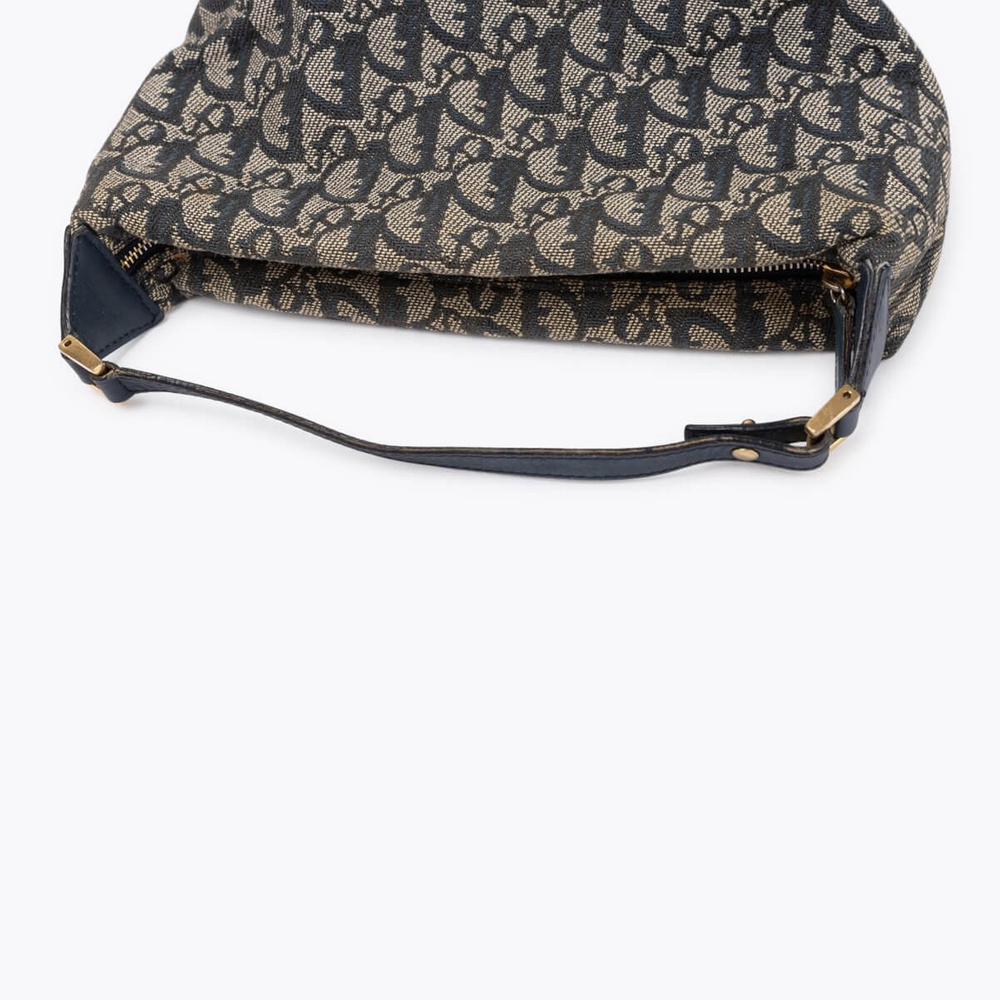 2459_d83a4d1e05-700-22654-5-full