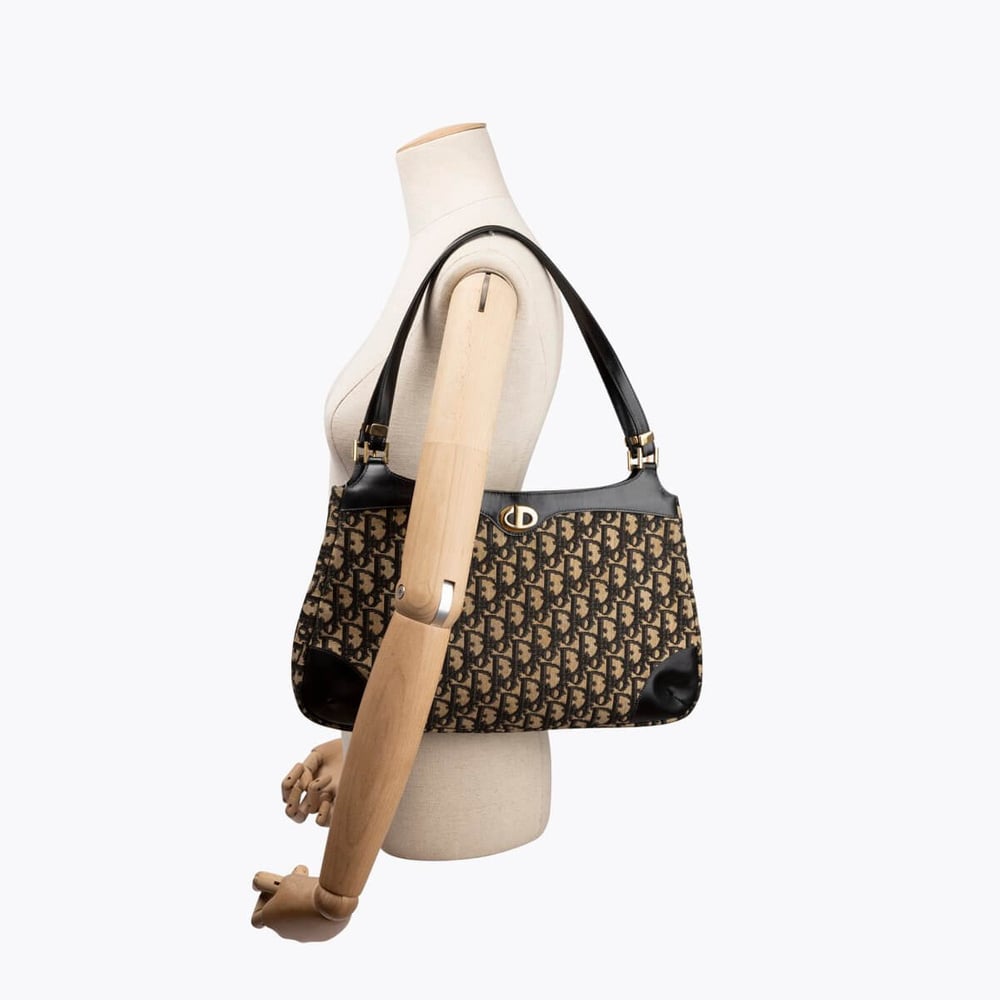 2727_d37c07af76-697-20190-7-full