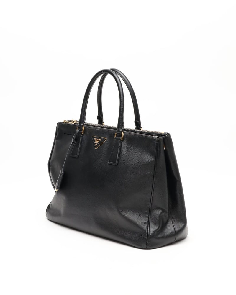 バッグ Prada Black Leather Elegant Vintage Tote Antique leather tote bag in black - Prada | Mytheresa