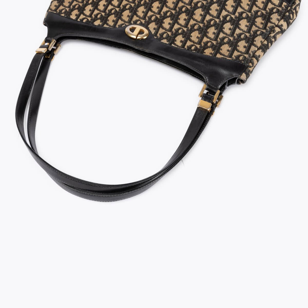 2727_9079111a93-697-20190-5-full