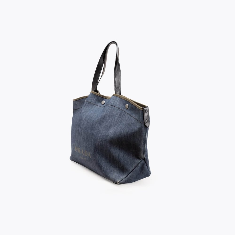 443_37cdebeae3-bw014522-2-full