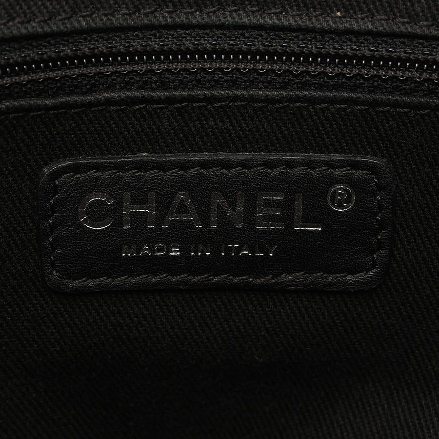 Chanel Diamond Stitch Large Messenger Bag